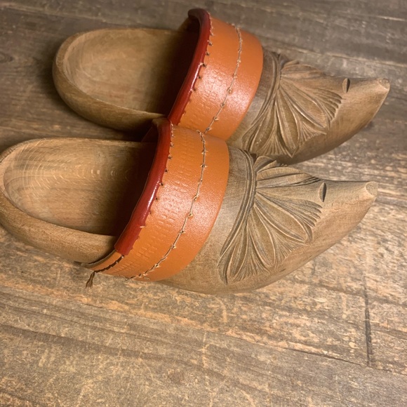 Vintage hand-carved miniature shoes with leather trim / charming decor - Picture 2 of 6